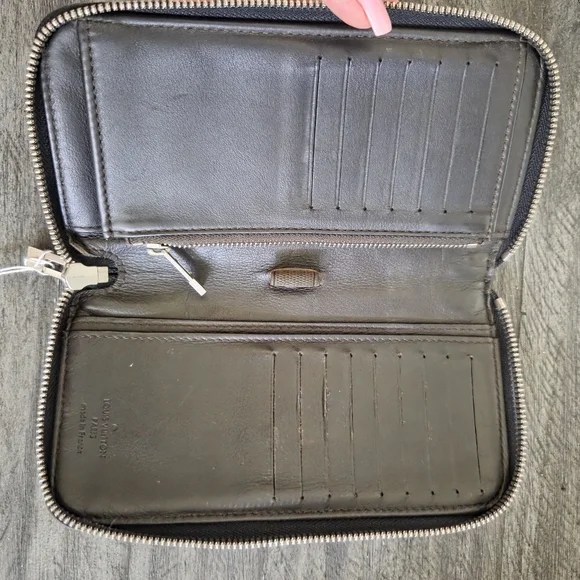 Louis Vuitton Black Wallet - Picture 6 of 8